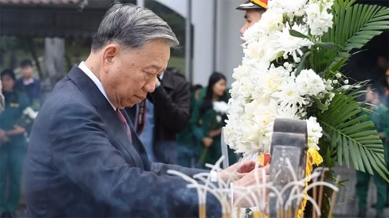 Генеральный секретарь ЦК КПВ То Лам воскуряет благовония в комплексе памятников перекрестка Донглок. Фото: ВИА