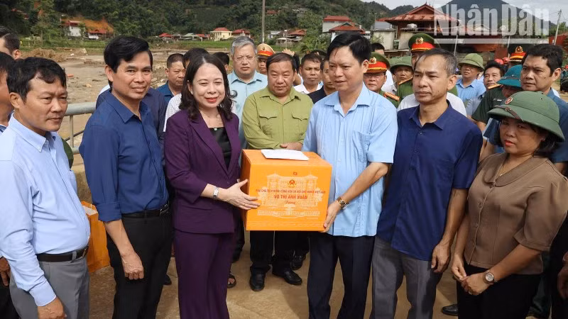 Вице-президент Во Тхи Ань Суан вручает подарок уезду Тхуантяу. Фото: ВИА Вице-президент Во Тхи Ань Суан вручает подарок уезду Тхуантяу. Фото: ВИА
