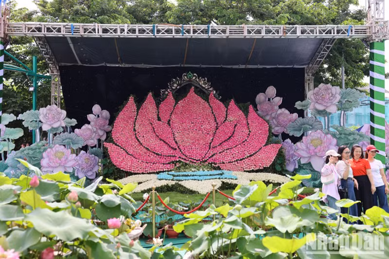 Художественные произведения представлены на Ханойском фестивале лотоса. Фото: Тхэ Дай