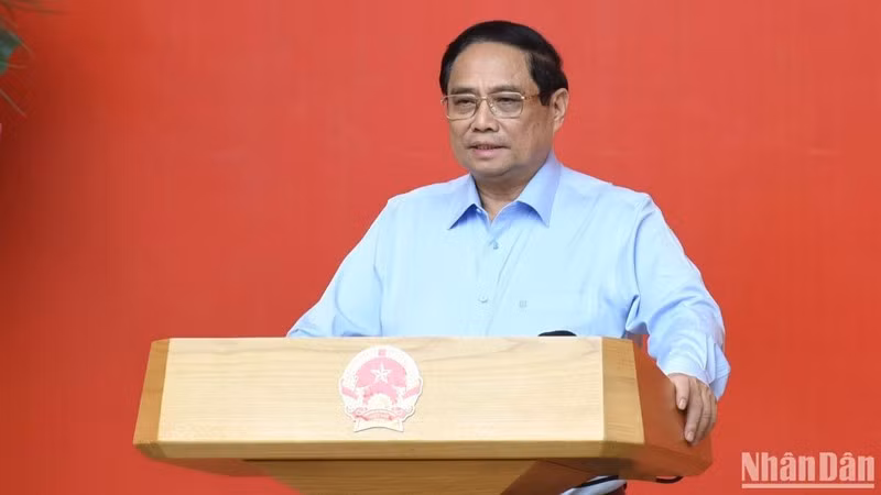 Премьер-министр Фам Минь Тьинь выступает на заседании. Фото: Чан Хай 