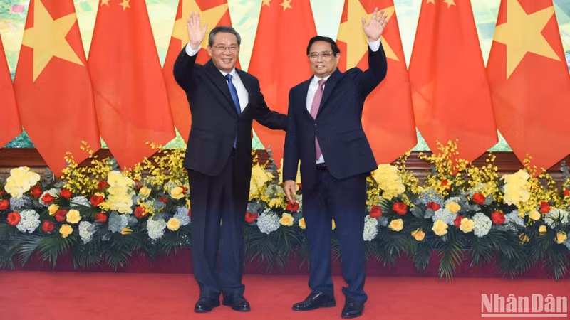 Премьер-министр Фам Минь Тьинь и Премьер Госсовета Китая Ли Цян. Фото: Чан Хай