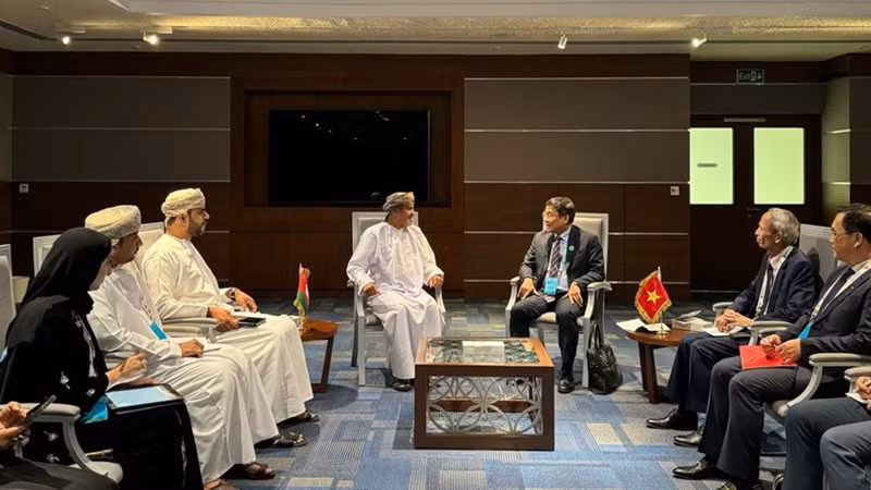 Замминистра Нгуен Минь Ву встречается с Замминистра транспорта, связи и информационных технологий Омана Хамисом Аль-Шаммахи. Фото: МИД Вьетнама