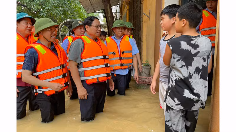 Премьер-министр Фам Минь Тьинь проверяет и посещает жителей в общине Ванха уезда Вьетйен. 
