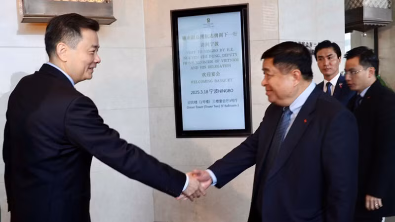 Вице-премьер Нгуен Тьи Зунг и Мэр города Нинбо Тан Фэйфань. 