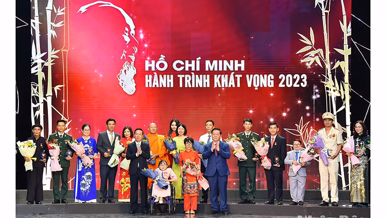 Президент Во Ван Тхыонг и Заведующий Отделом ЦК КПВ по пропаганде и политическому воспитанию Нгуен Чонг Нгиа вручают цветы и подарки выдающимся лицам. Фото: Тхюи Нгуен