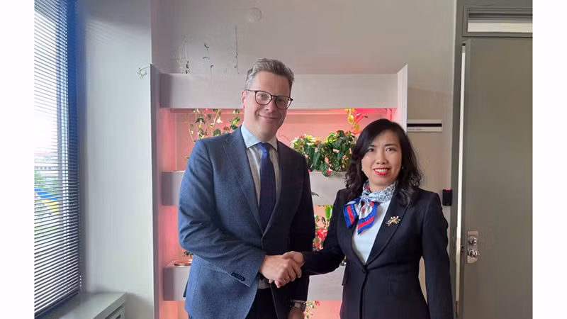 Замминистра иностранных дел Ле Тхи Тху Ханг и Замминистра по политическим вопросам Эстонии Мартин Рогер. Фото: МИД Вьетнама