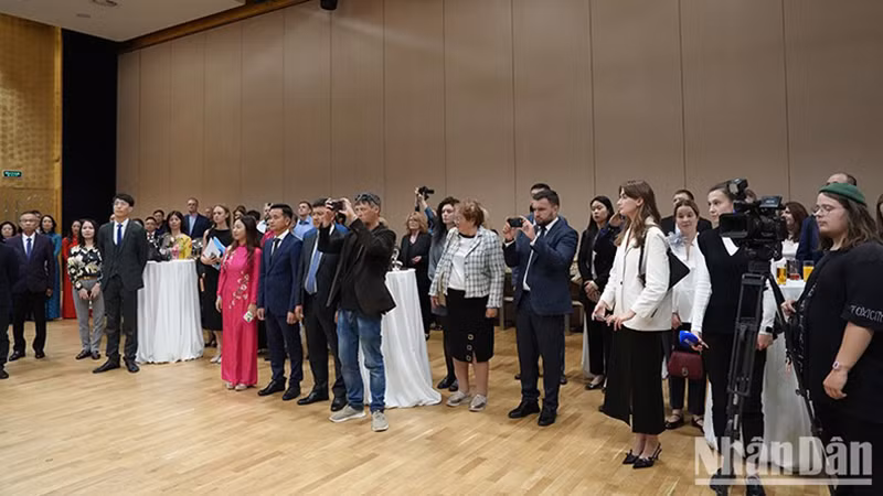 Многочисленные делегаты и представители сообщества вьетнамцев присутствуют на церемонии. Фото: Суан Хынг