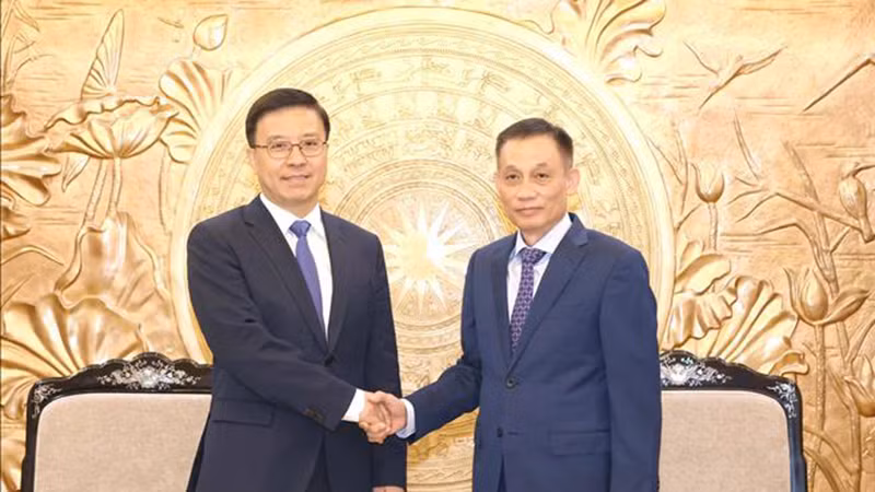 Товарищ Ле Хоай Чунг (справа) и товарищ Чжао Шитун. Фото: ВИА