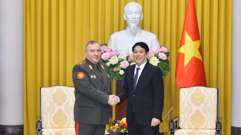 Президент Лыонг Кыонг и Министр обороны Беларуси генерал-лейтенант Хренин Виктор Геннадьевич. 