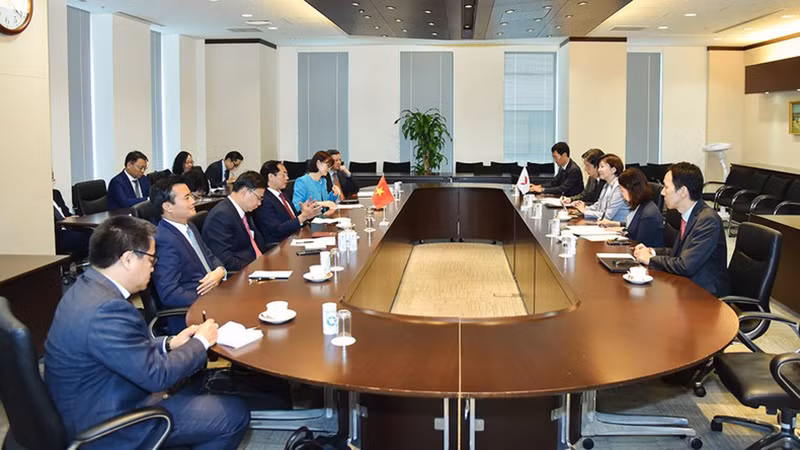 Министр иностранных дел Буй Тхань Шон принимает Зампредседателя JICA.