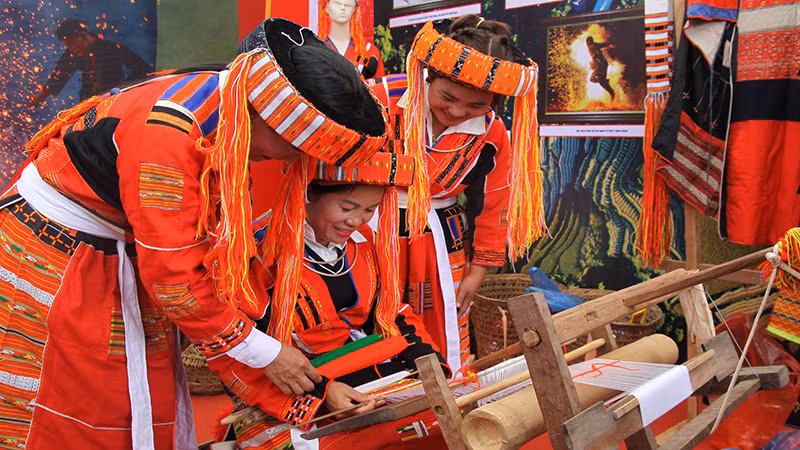 Представление традиционного ремесла представителей народности Патхен.