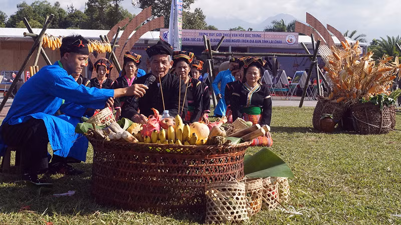 Ритуал поклонения в фестивале Нго представителей народности Конг в провинции Лайтяу.