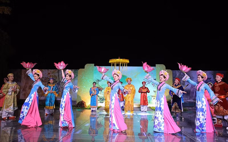 Художественное выступление в Императорской цитадели Тханглонг.