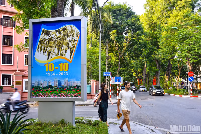 На всех улицах Ханоя царит атмосфера празднования Дня освобождения столицы.