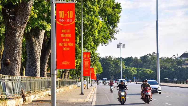 Важные улицы вьетнамской столицы в эти дни ярко украшены в честь 69-й годовщины Дня освобождения столицы.