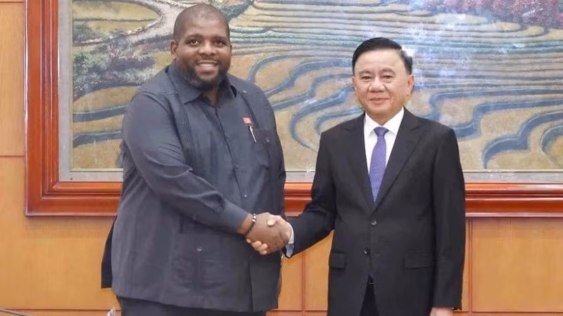 Постоянный член Чан Кам Ту и Генеральный секретарь Партии ФРЕЛИМО Чакил Абубакар. Фото: ВИА