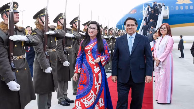 Премьер-министр Фам Минь Тьинь с супругой в аэропорту имени Вацлава Гавела. Фото: Нгуен Хонг