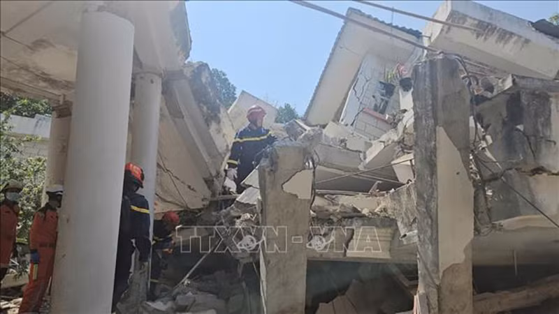 Спасательные силы МОБ ищут жертв в здании в городе Забутари мьянманской столицы Нейпьидо. Фото: ВИА