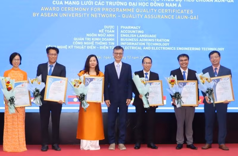 Представитель Сети университетов Юго-Восточной Азии вручает сертификаты 6 учебным программам Университета Лакхонг.