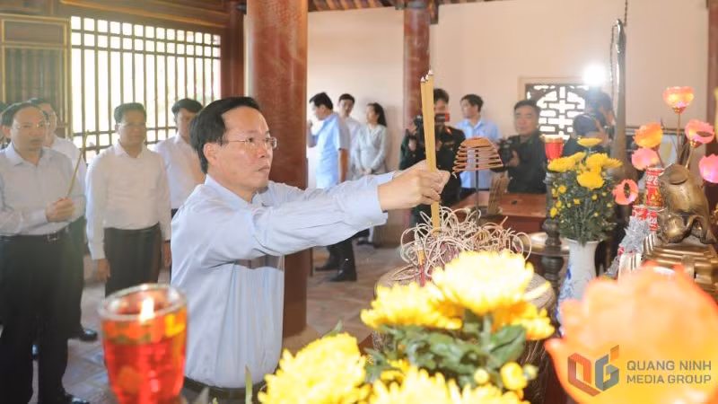 Президент Во Ван Тхыонг воскуряет благовония в храме Президента Хо Ши Мина. Фото: baoquangninh.vn