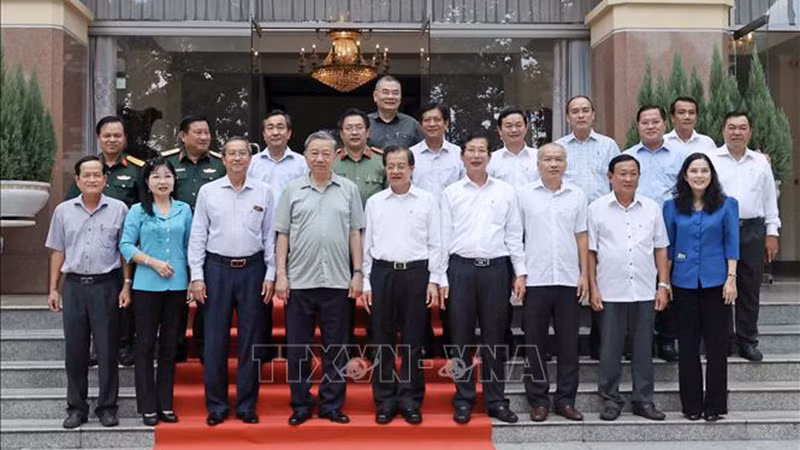 Президент То Лам и ключевые руководители провинции Анжанг. Фото: ВИА