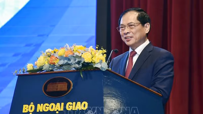 Министр иностранных дел Буй Тхань Шон выступает на закрытии конференции. Фото: ВИА