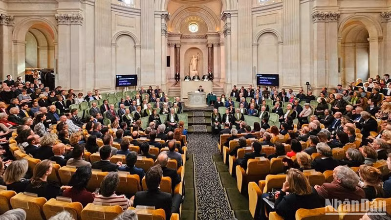 Французская академия наук вручает награды выдающимся международным ученым и молодым исследователям. Фото: Минь Зюи