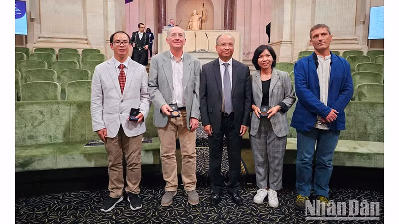 На церемонии также присутствует Посол Вьетнама во Франции Динь Тоан Тханг. Фото: Кхай Хоан