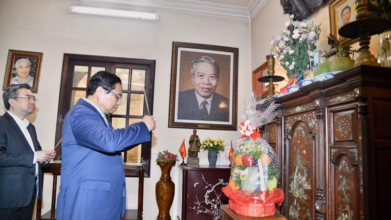 Премьер-министр Фам Минь Тьинь воскуряет благовония в память о покойном Председателе Совета министров Фам Хунге. Фото: Тхань Жанг