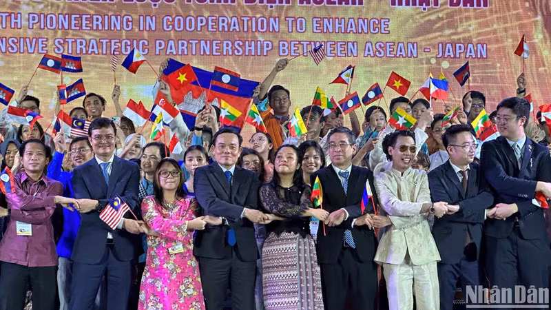 Вице-премьер Чын Лыу Куанг и делегаты на программе.