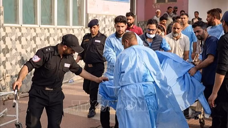 Транспортировка туристов, пострадавших в результате теракта на курорте Baisaran Meadows Resort, недалеко от туристического города Пахалгам (Индия), 22 апреля 2025 г. Фото: ANI/ВИА