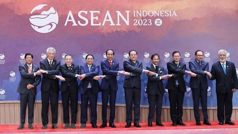 Премьер-министр Фам Минь Тьинь и главы делегаций стран приняли участие в заседании в узком составе 43-го саммита АСЕАН в Индонезии 5 сентября. Фото: ВИА