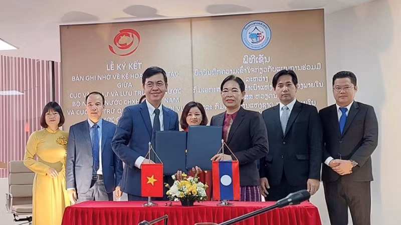 Вьетнам и Лаос подписывают меморандум о взаимопонимании по плану сотрудничества на 2024 год. Фото: ВИА