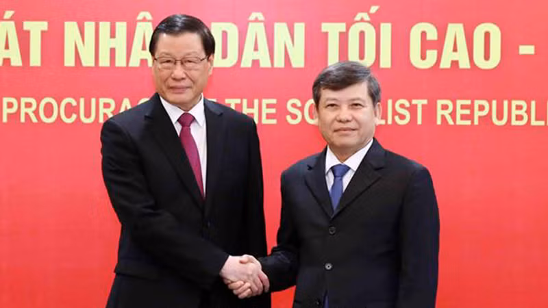 Генеральный прокурор Верховной народной прокуратуры Ле Минь Чи (справа) и Генеральный прокурор Верховной народной прокуратуры Китая Ин Юн. Фото: ВИА