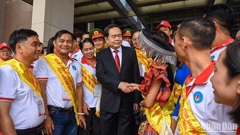 Председатель НС Чан Тхань Ман и выдающиеся добровольные доноры крови. Фото: Зюи Линь