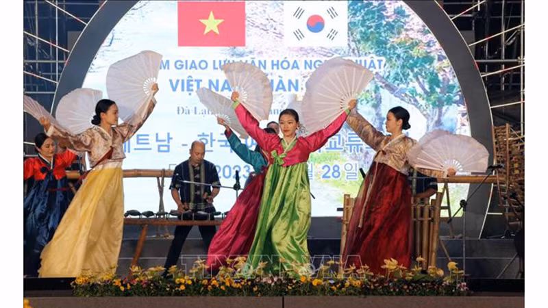 Вьетнамские артисты в традиционных южнокорейских костюмах выступают под музыку Центрального нагорья. Фото: ВИА