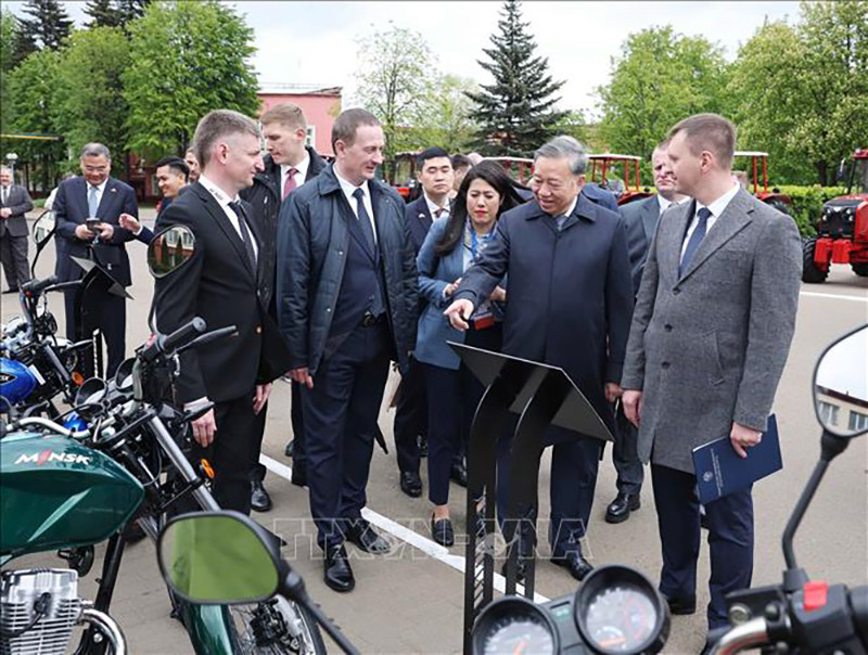 Генеральный секретарь ЦК КПВ То Лам и Премьер-министр Беларуси Александр Турчин посещают Минский тракторный завод. Фото: ВИА