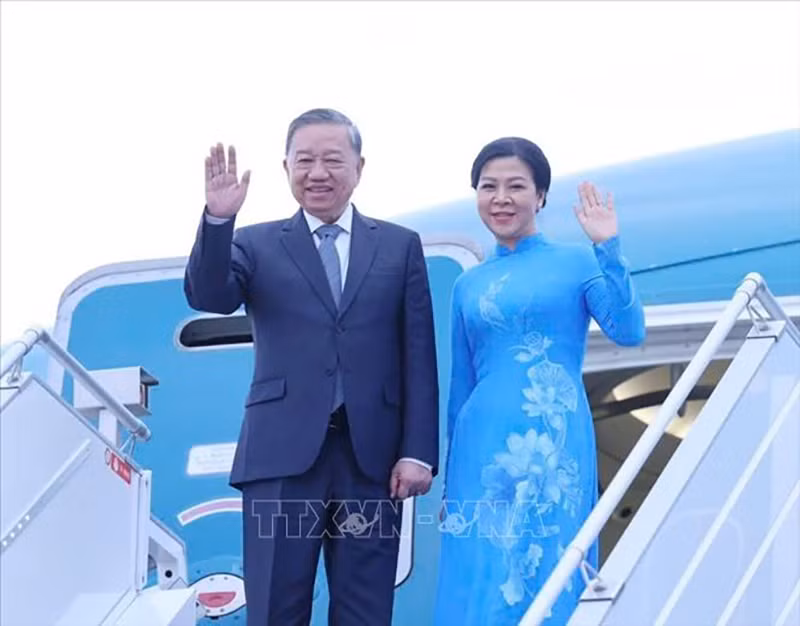 Генеральный секретарь ЦК КПВ То Лам с супругой в аэропорту Минска. Фото: ВИА