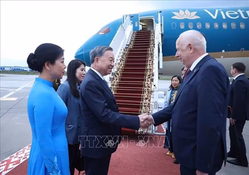 Вице-премьер Анатолий Сивак провожает Генерального секретаря ЦК КПВ То Лама с супругой.