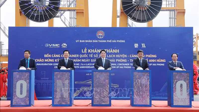 Президент Лыонг Кыонг и делегаты нажимают кнопки в знак открытия международных контейнерных терминалов № 3 и № 4. Фото: ВИА