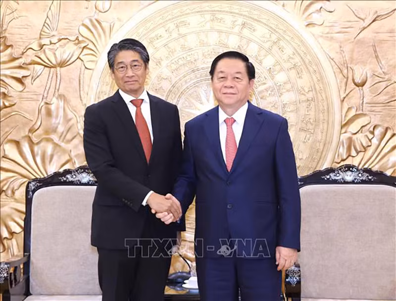 Заведующий Отделом ЦК КПВ по пропаганде и политическому воспитанию Нгуен Чонг Нгиа и Посол Ито Наоки. Фото: ВИА