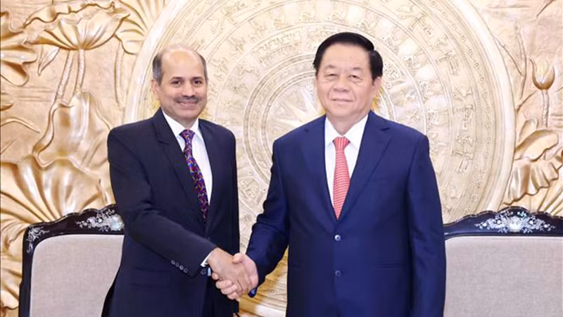 Заведующий Отделом ЦК КПВ по пропаганде и политическому воспитанию Нгуен Чонг Нгиа и Посол Индии во Вьетнаме Сандип Арья. Фото: ВИА