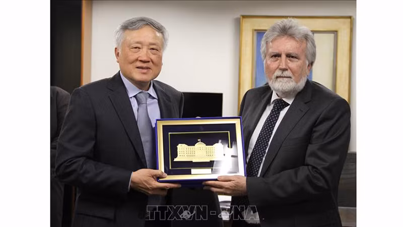 Председатель ВНС Нгуен Хоа Бинь вручает сувенир судье Хосе Крузу Маседо. Фото: ВИА