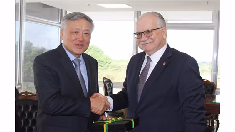 Товарищ Нгуен Хоа Бинь (слева) и Заместитель председателя Федерального верховного суда Бразилии Эдсон Фачин. Фото: ВИА