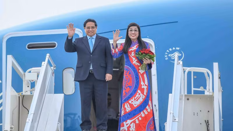 Премьер-министр Фам Минь Тьинь с супругой в аэропорту имени Вацлава Гавела в Праге. Фото: Нгуен Хонг 