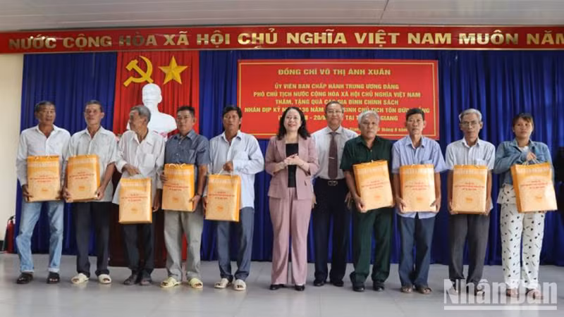 Вице-президент Во Тхи Ань Суан вручает подарки семьям льготной категории.