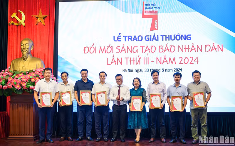 Товарищ Ле Куок Минь вручает специальный приз подразделениям, которые координировали действия в выполнении пропагандистской кампании, посвященной 70-летию победы Дьенбьенфу. Фото: Тхань Дат