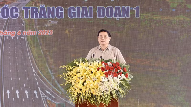 Премьер-министр Фам Минь Тьинь выступает на церемонии. Фото: Тхань Жанг