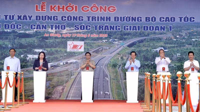 Премьер-министр Фам Минь Тьинь и делегаты нажимают кнопку в знак начала строительства скоростной автомагистрали Тяудок-Кантхо-Шокчанг первого этапа. Фото: Тхань Жанг