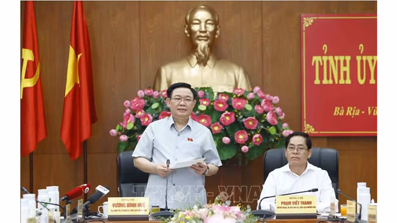 Председатель НС Выонг Динь Хюэ выступает на рабочей встрече. Фото: ВИА